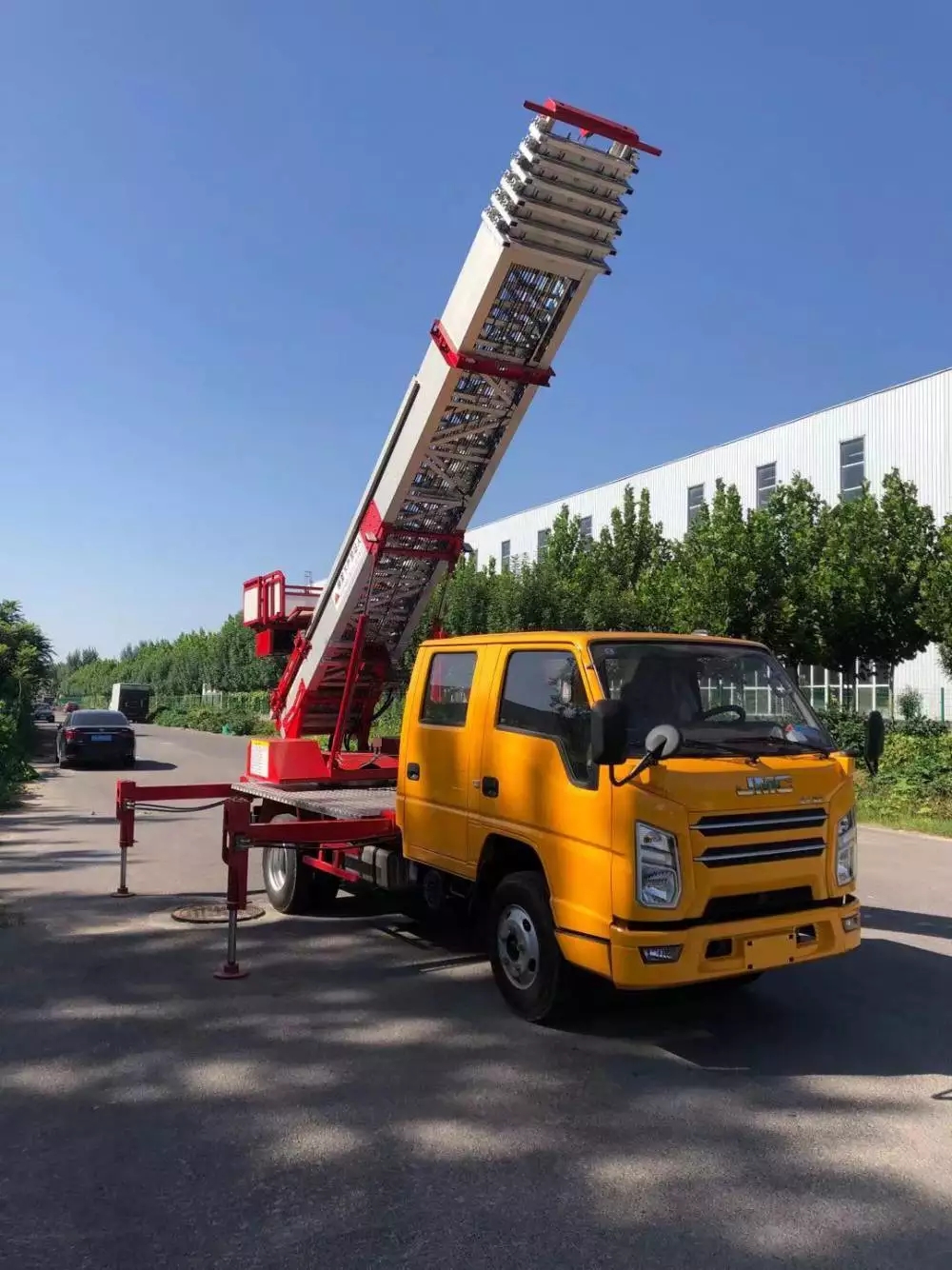 弋阳县附近的云梯车出租服务：轻松解决高空作业需求